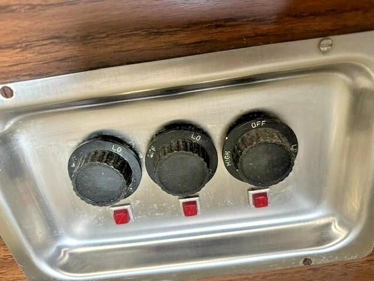 Used VOLLRATH 38935 3 WELLS HOT FOOD BUFFET TABLE WITH LIGHTED SNEEZE GUARD ON CASTER