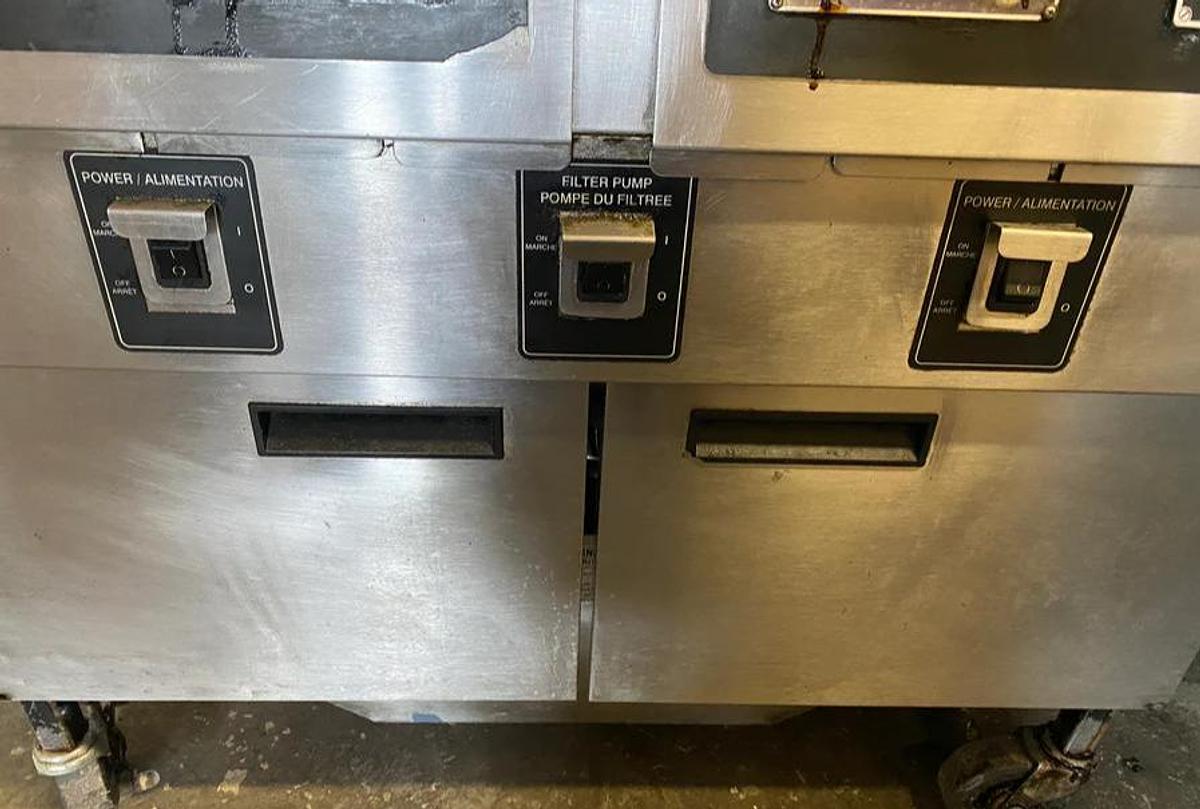 Used Henny Penny OFG-322 Natural Gas Double Deep Fryer