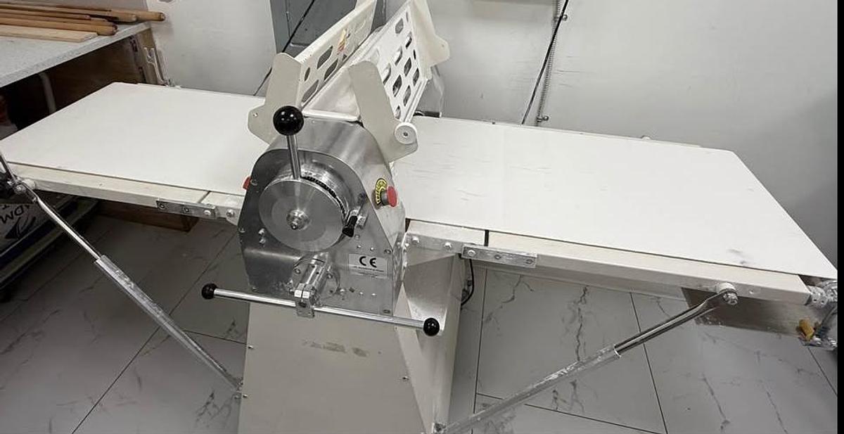 Used Thunderbird TBD-500 Dough Sheeter – Floor Model (220V, 1HP)