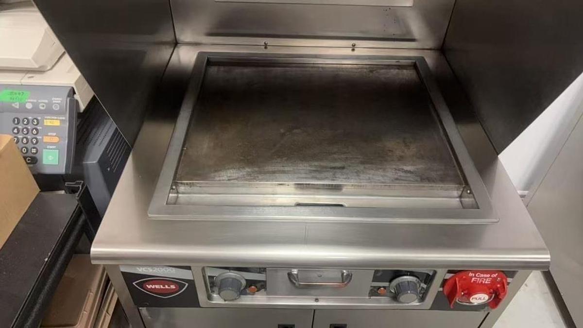 Used WELLS ELECTRIC VENTLESS GRIDDLE & STORAGE BASE