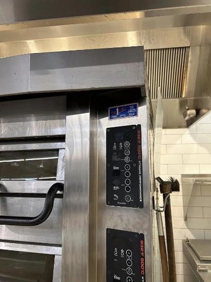 Used PIZZA MASTER 3-DECK ELECTRIC PIZZA OVEN