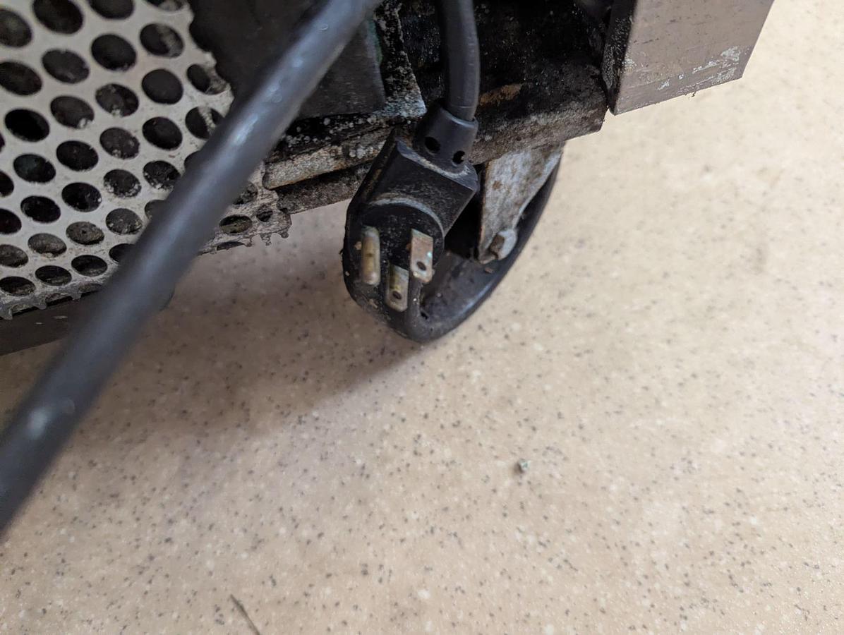 Used True TSSU-27-08D-2 28" Refrigerated Sandwich/Salad Prep Table W/Drawers