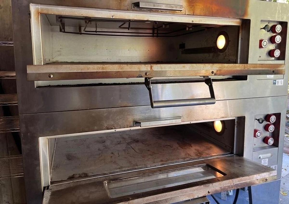 Used Lang D054B2 - Double Deck Oven (208V Phase 1 & 3) perfect for cottage bakery