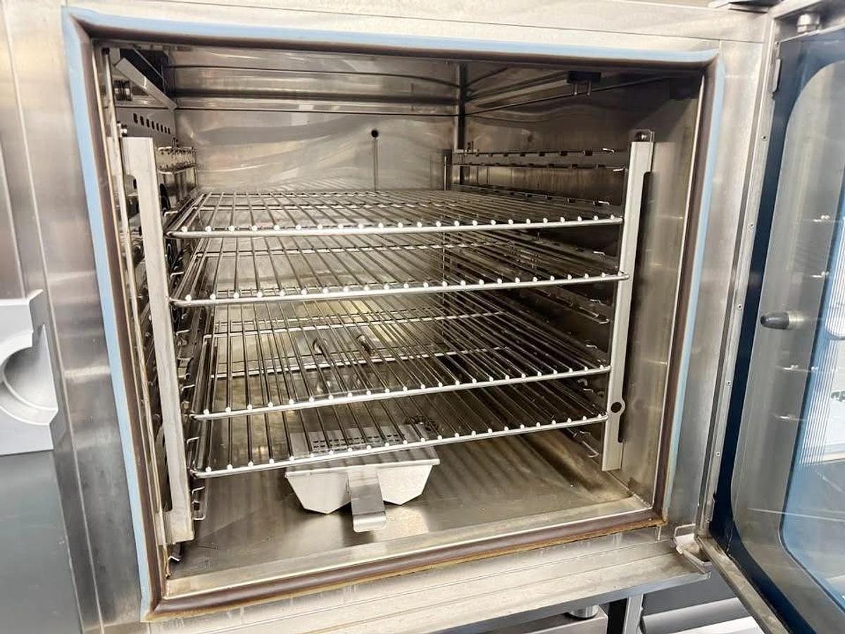 Used Alto Shaam electric combi oven with mobile stand - SUPER DEAL