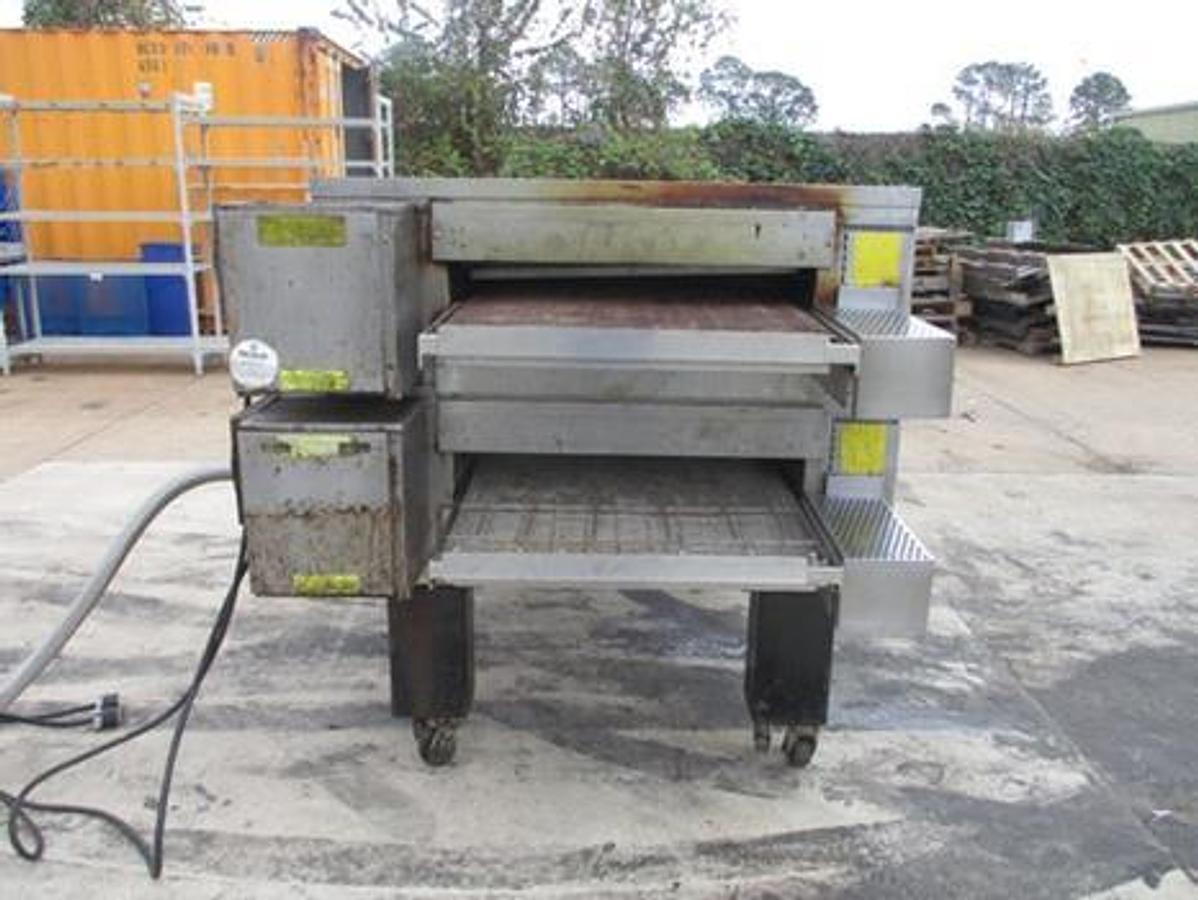 Used MIDDLEBY MARSHALL GAS CONVEYOR PIZZA OVEN