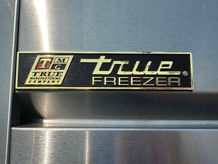 Refurbished TRUE TWO DOOR FREEZER. BRAND / MODEL: TRUE T-49F -