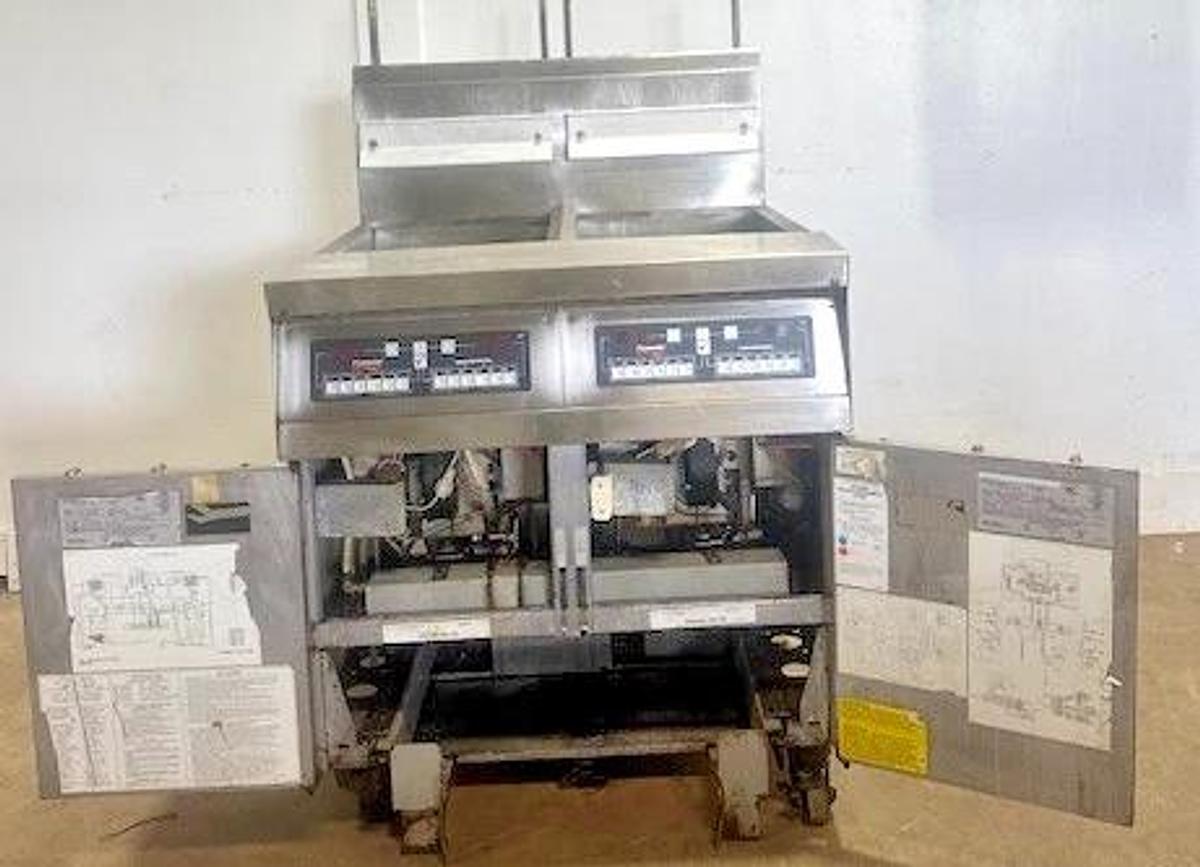 Used FRYMASTER FPH250BLCSD COMMERCIAL N GAS DUAL FRYER W/ DIGITAL READOUT(ON CASTERS)