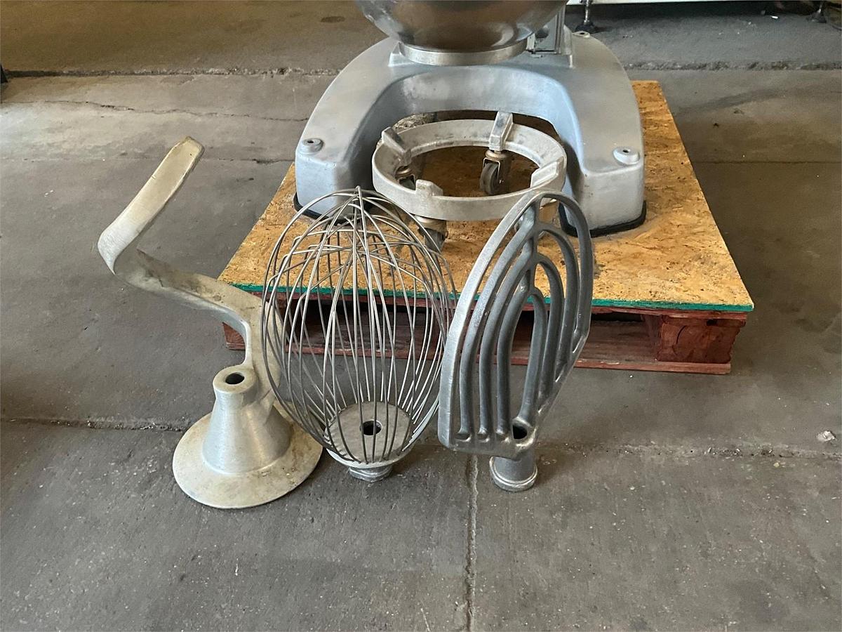 Used Hobart M802 80qt dough mixer