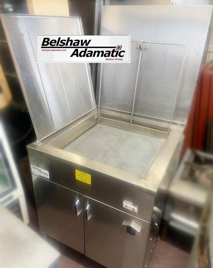 Used NEARLY NEW Belshaw 724CG Natural Gas Donut Fryer - 