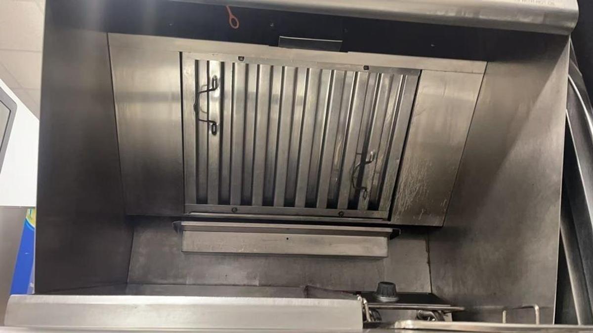 Used WELLS ELECTRIC VENTLESS FRYER / GRIDDLE & DRAWER