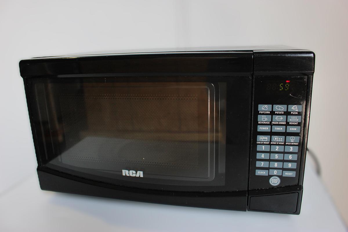 Used RCA 0.7 cu.ft. Microwave - Black - RMW733B