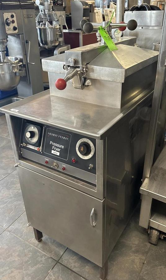 Used Henny Penny 600 Natural Gas Pressure Fryer- W/ Basket & Handle- Oil Filtration
