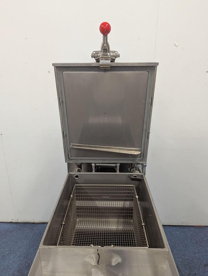 Used Henny Penny PFG600 Gas Pressure Fryer - 2 AVAILABLE - LIKE NEW CONDITION
