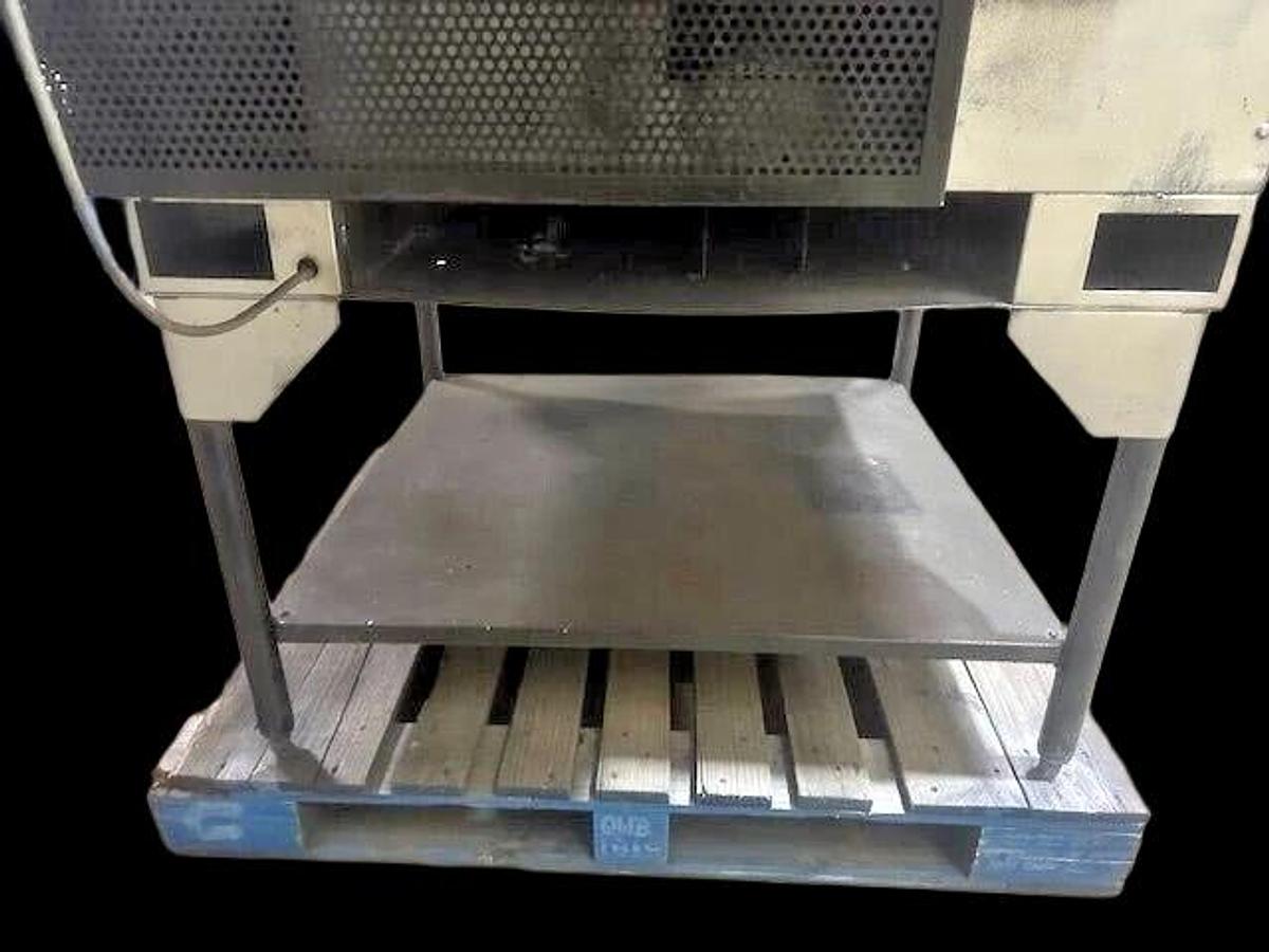 Used "VULCAN"H.D COMMERCIAL N GAS FULL SIZE PAN CONVECTION OVEN ON STAND WITH 6 RACKS