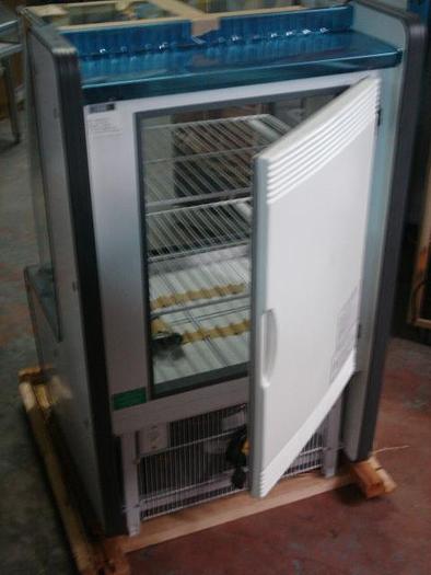 26" WIDE FLOOR MODEL PASTRY DELI CASE - CURVED GLASS FRONT