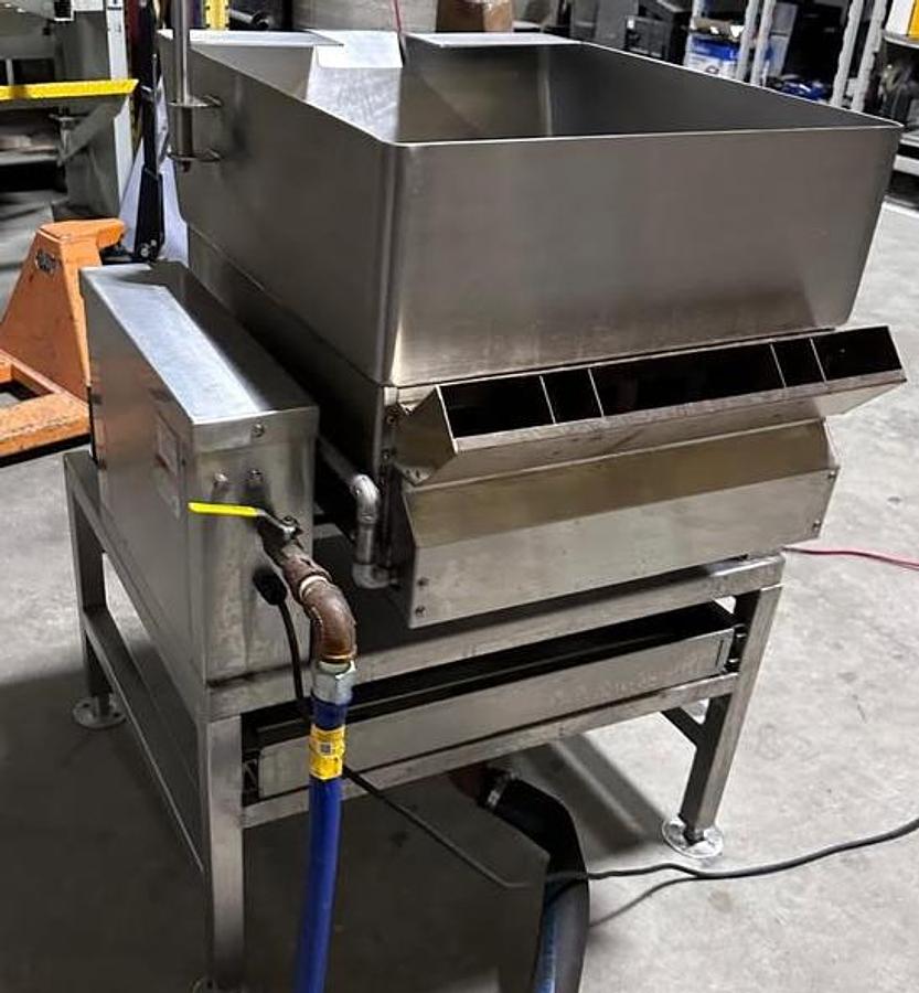 Used Crown GCTS-16 natural gas 16 gallon tilting skillet with stand