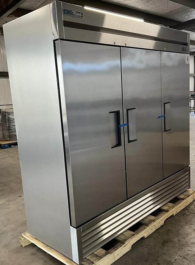 Used 2024 TRUE T-72-HC 3 door stainless steel refrigerator reach-in on casters T-72 - brand new clearance item