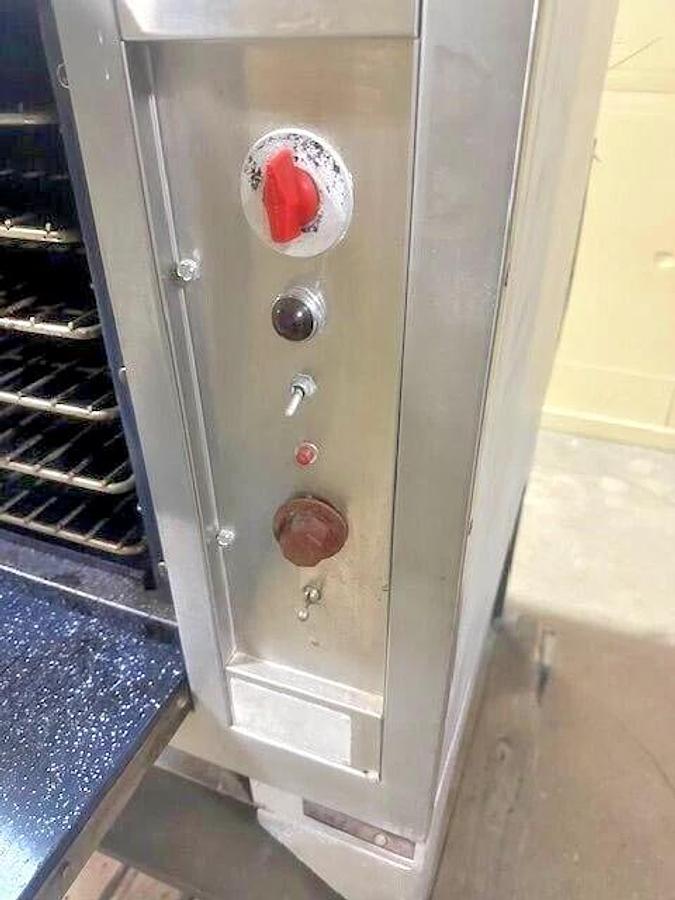 Used "VULCAN"H.D COMMERCIAL N GAS FULL SIZE PAN CONVECTION OVEN ON STAND WITH 6 RACKS