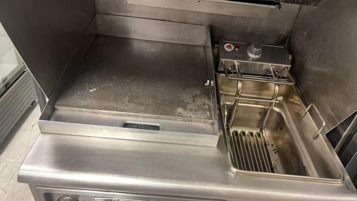 Used WELLS ELECTRIC VENTLESS FRYER / GRIDDLE & DRAWER