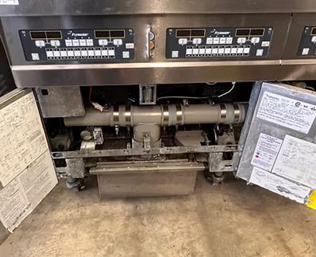 Used 4 BANK HENNY PENNY DEEP FRYRS NATURAL GAS - Model BIGLA430CSD  