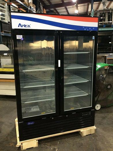 Swing door upright display refrigerator