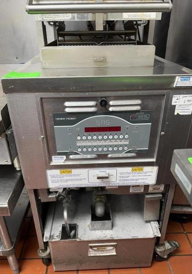 Used Henny Penny PFG-690 Natural Gas Pressure Fryer