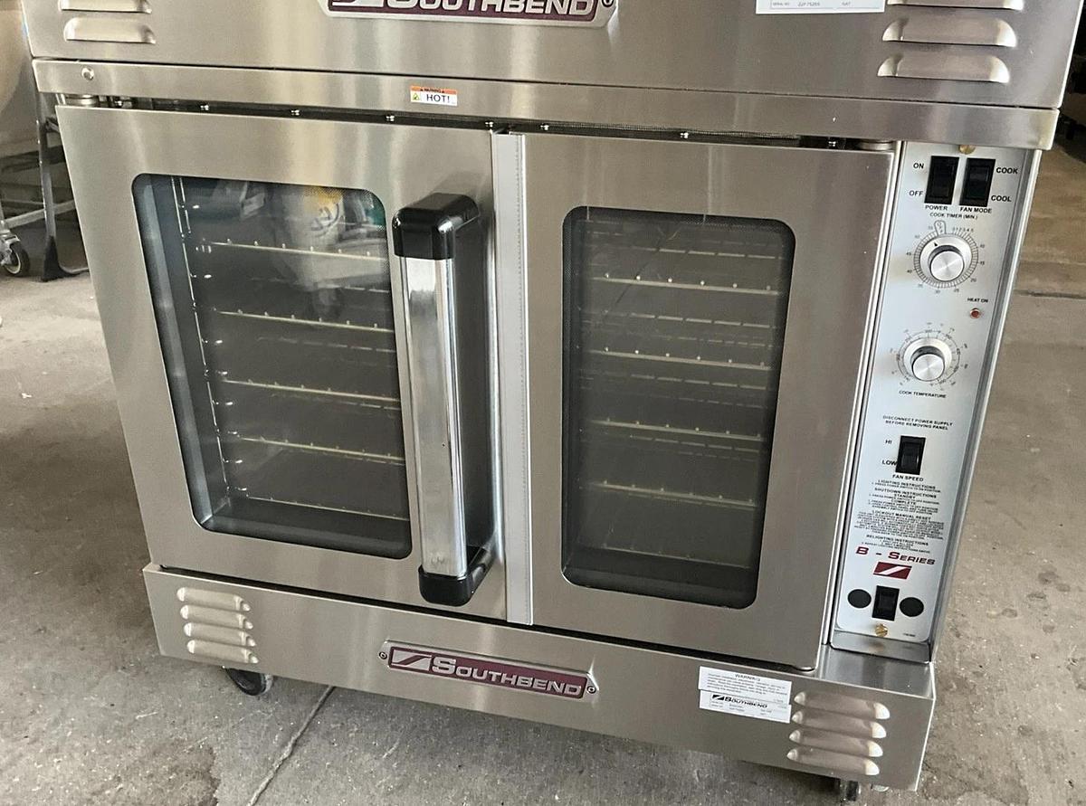 Used 2022 Southbend gas double stack convection oven BGS/23SC Double Deck Energy Star