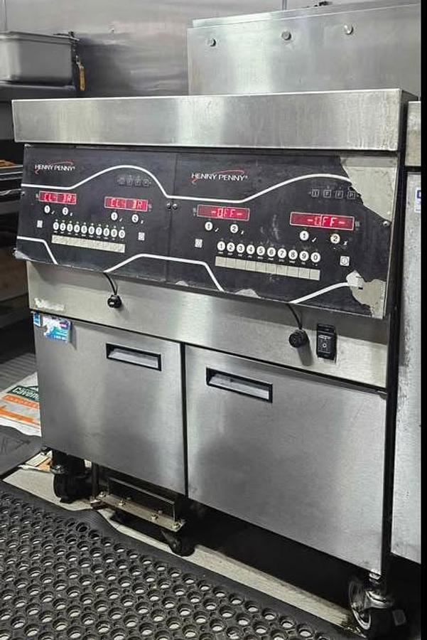 Used Henny Penny EEG-242 Commercial Fryer 