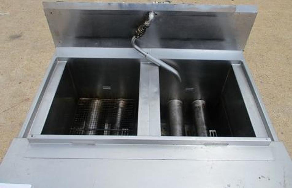 Used HENRY PENNY 2 BAY FRYER ON CASTERS