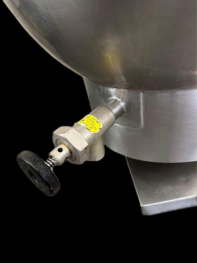 Used Groen Commercial Tilting 40 Gallon Kettle. Natural Gas