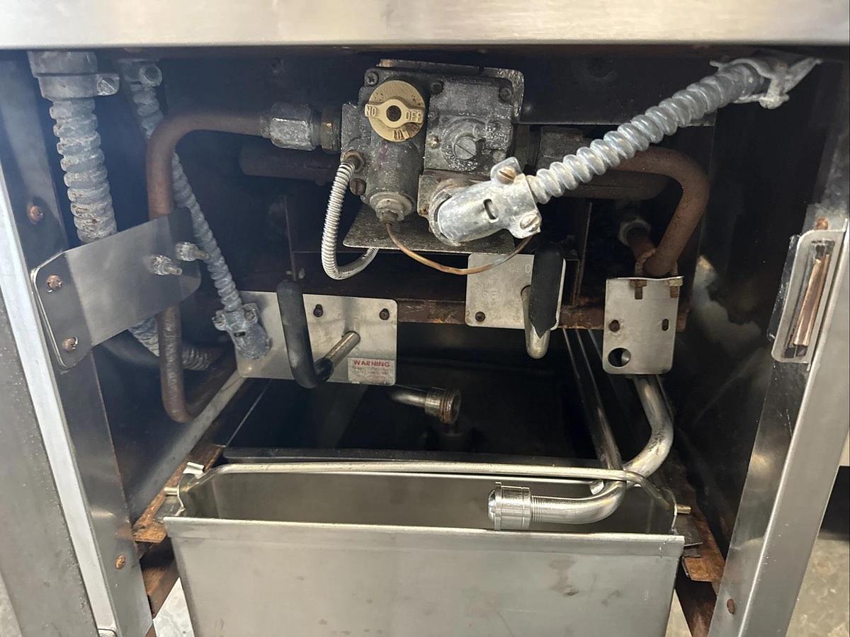 Used Henny Penny 600 Natural Gas Pressure Fryer- W/ Basket & Handle- Oil Filtration