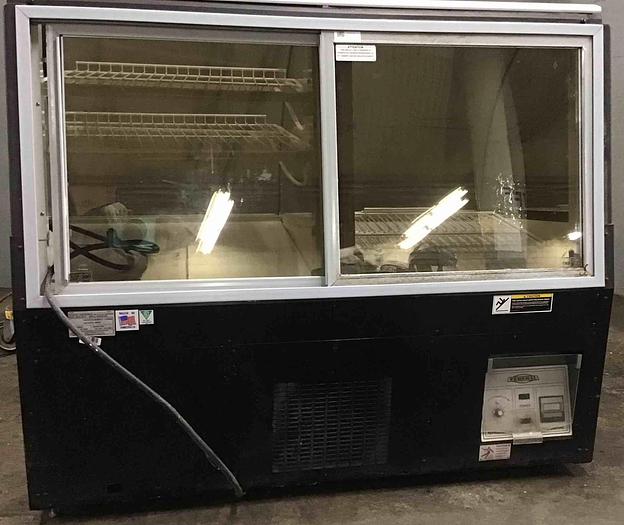Refurbished Federal 59 Inch Double-Curved Glass Dual Zone Refrigerated Bakery Case - half dry - half refrigerated