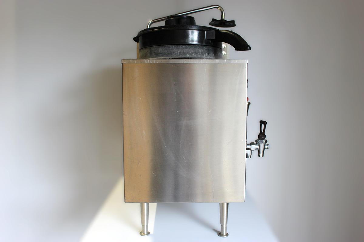 Refurbished Bunn coffee dispenser with hot water