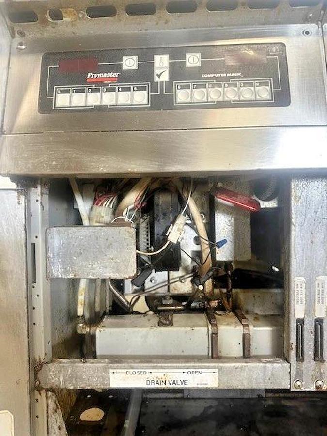 Used FRYMASTER FPH250BLCSD COMMERCIAL N GAS DUAL FRYER W/ DIGITAL READOUT(ON CASTERS)