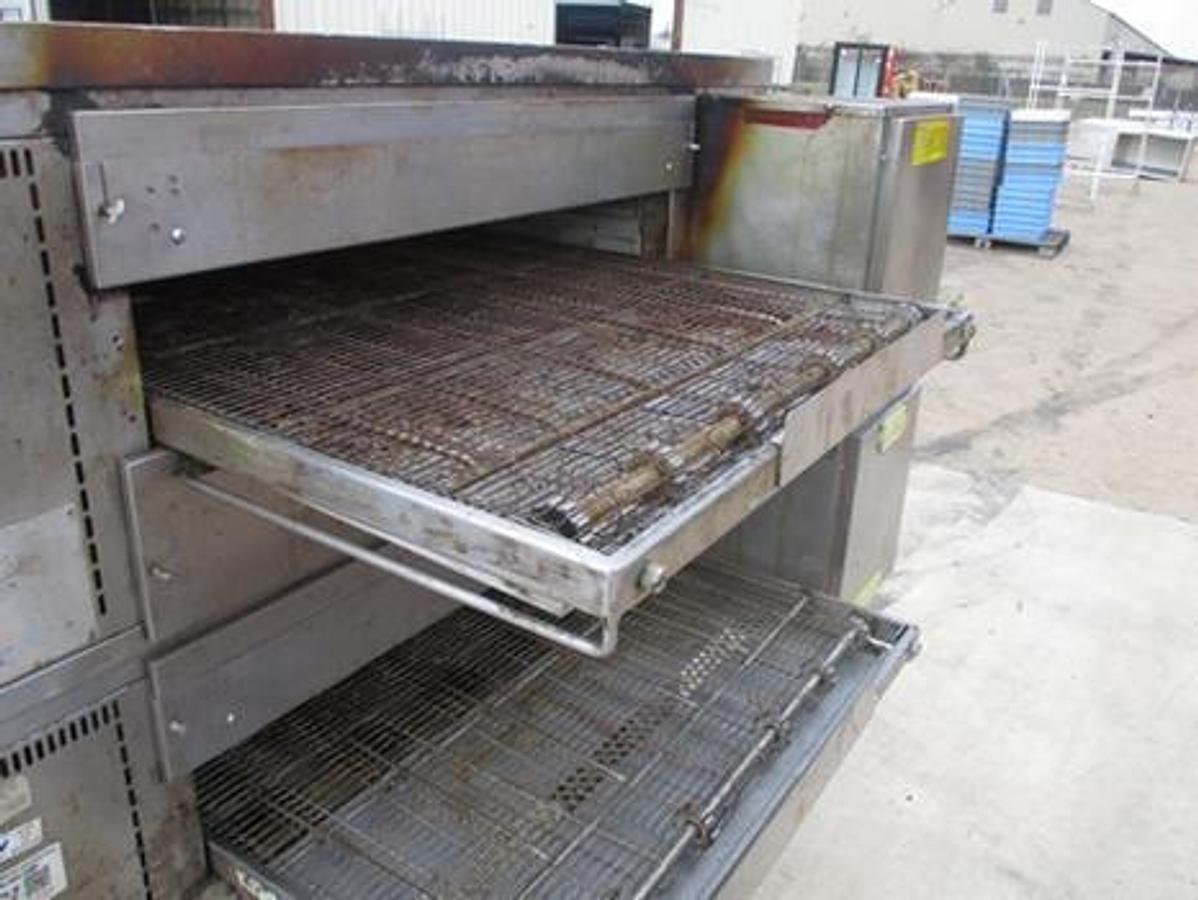 Used MIDDLEBY MARSHALL GAS CONVEYOR PIZZA OVEN