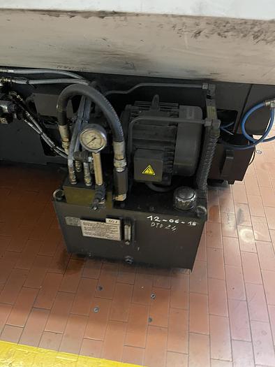 Ottime Centro di Lavoro Verticale con Rotopallet HYUNDAI WIA F500D