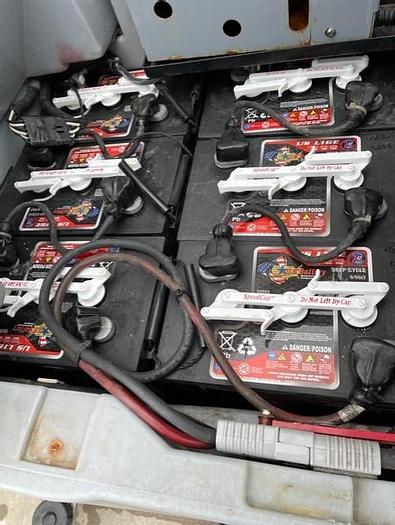 Used 2016 ADVANCE X3520C RIDER FLOOR SCRUBBER (CYLINDRICAL) (BATTERY)