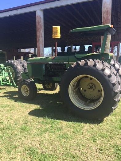 JOHN DEERE 2940 Tractor