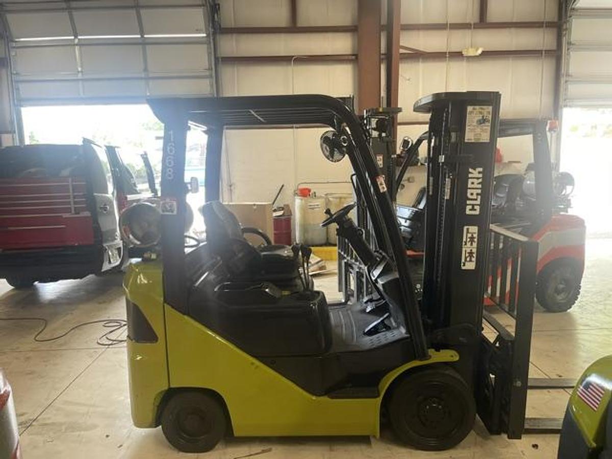 Used 2021 Clark S25CL