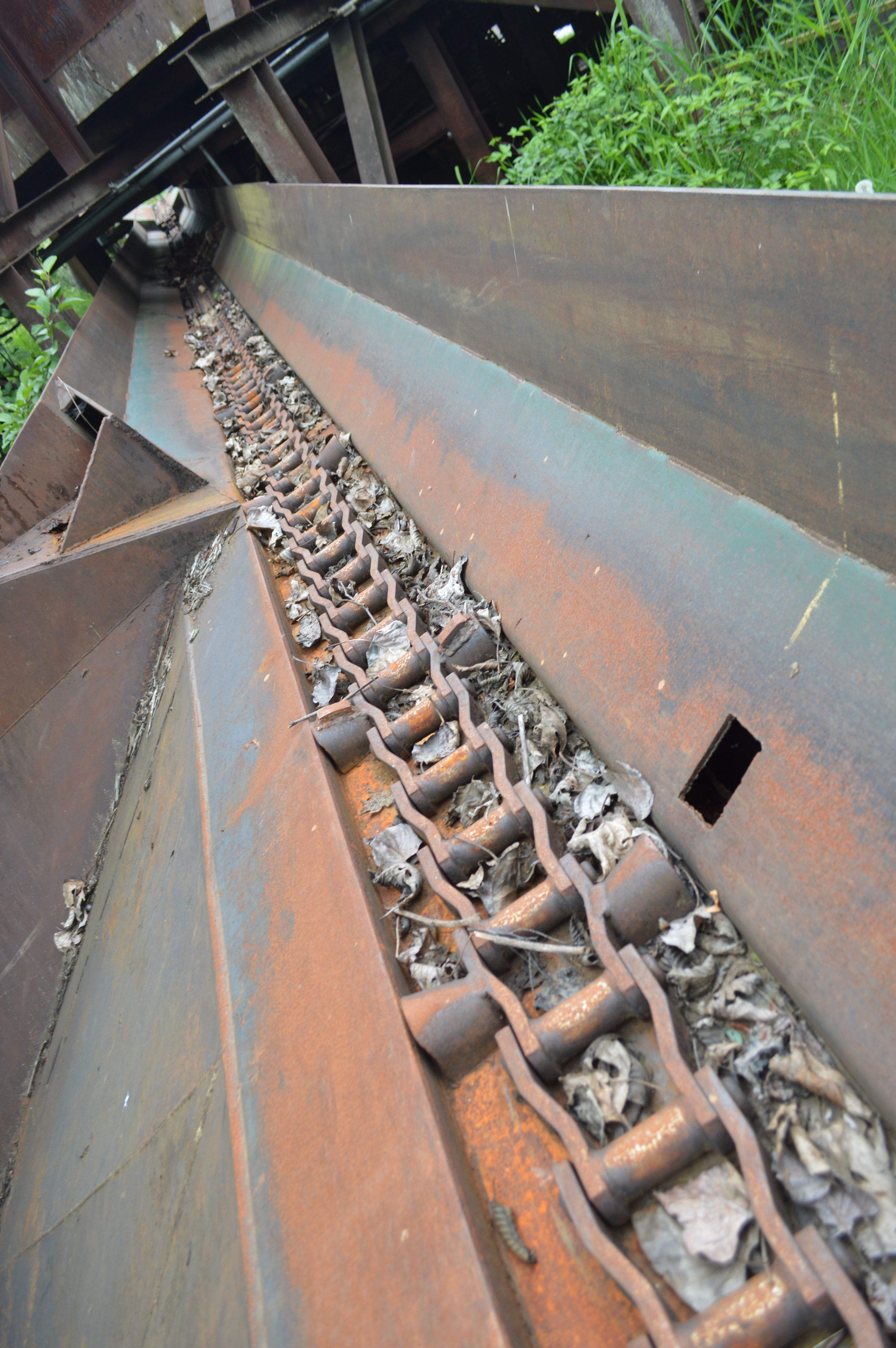 Used Log haul conveyor, h132 chain with flites,70ft log trough conveyor