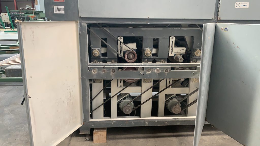 Usato Spazzolatrice marca Comec larghezza utile 1000 mm, con 4 spazzole superiori, 4 inferiori e 2 laterali, usata