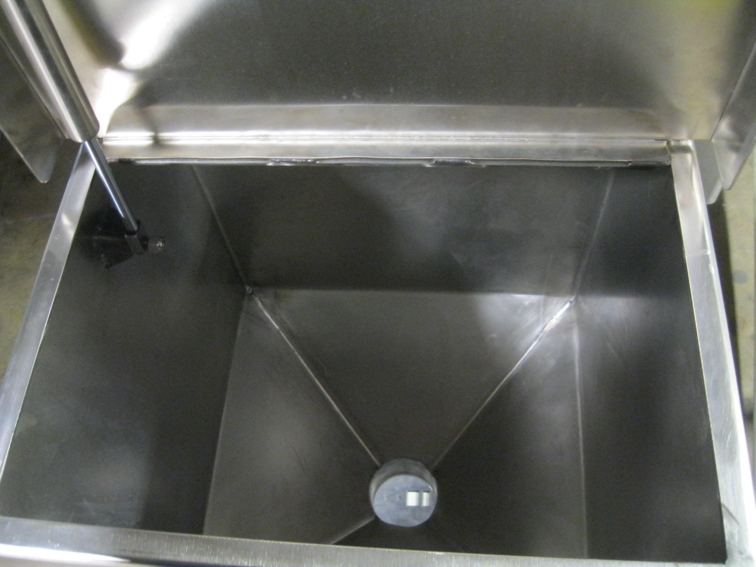 Usado 30 GALLON SINGLE SHELL TANK VERICAL W/LID