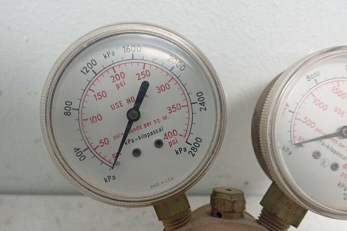 Used Fisher Scientific Company 1084 Compressed Gas Regulator with CGA-580 Fitting