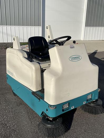 Used Tennant 6200 Used Rider Sweeper