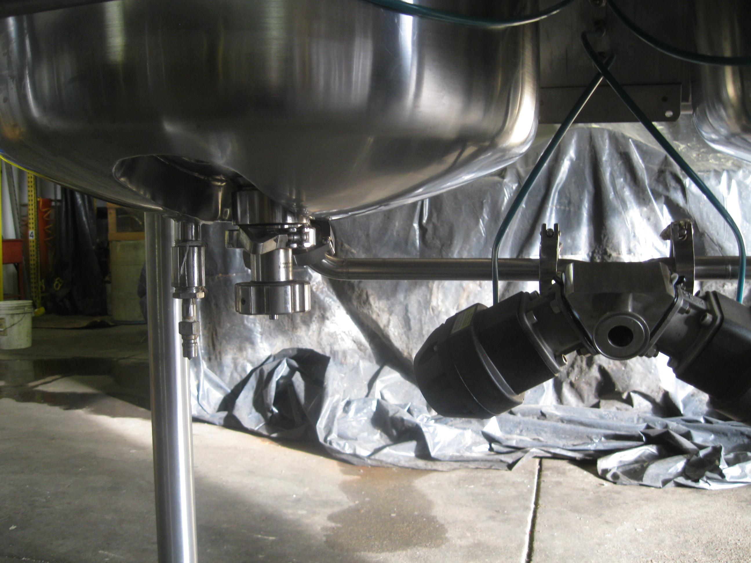 Usado DUAL 15 GALLON JACKETED TANKS ON ROLLING STAND WITH OUTLET VALVES