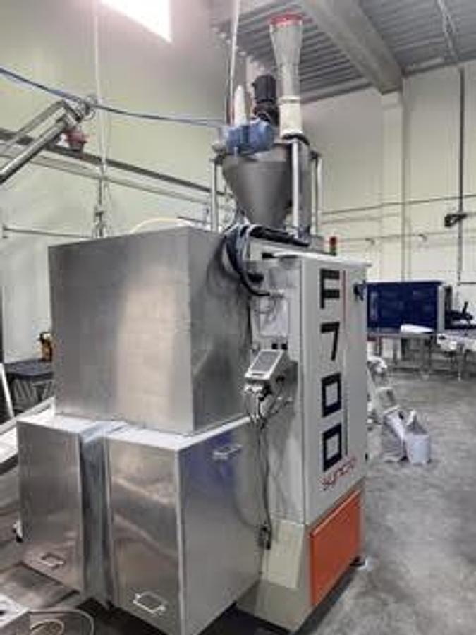 Used 2017 Essegi F700 Syncro VFFS with DV5000 Auger Filler