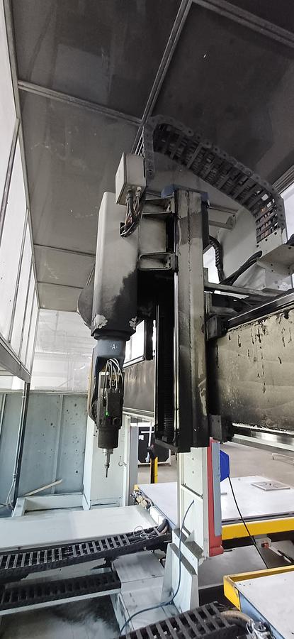 Used 2001 Maka KPF-335RT CNC Milling Machine,