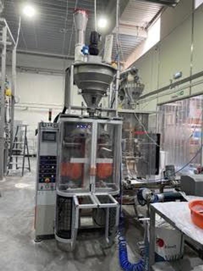 Used 2017 Essegi F700 Syncro VFFS with DV5000 Auger Filler