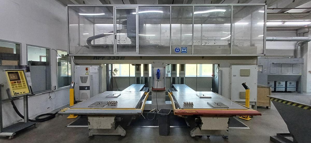 Used 2001 Maka KPF-335RT CNC Milling Machine,
