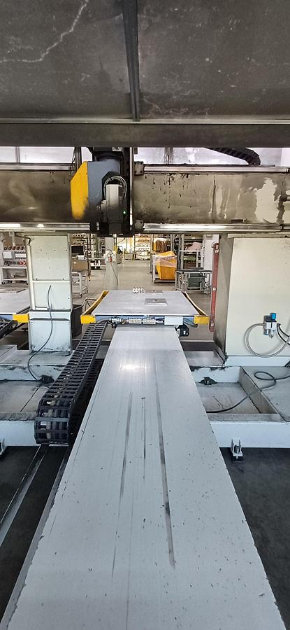 Used 2001 Maka KPF-335RT CNC Milling Machine,